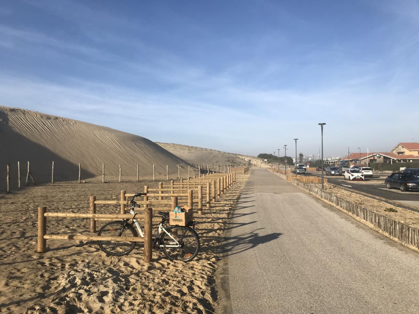 Travaux réalisés en pied de dune : implantation de stationnements vélos sur les anciens emplacements automobiles